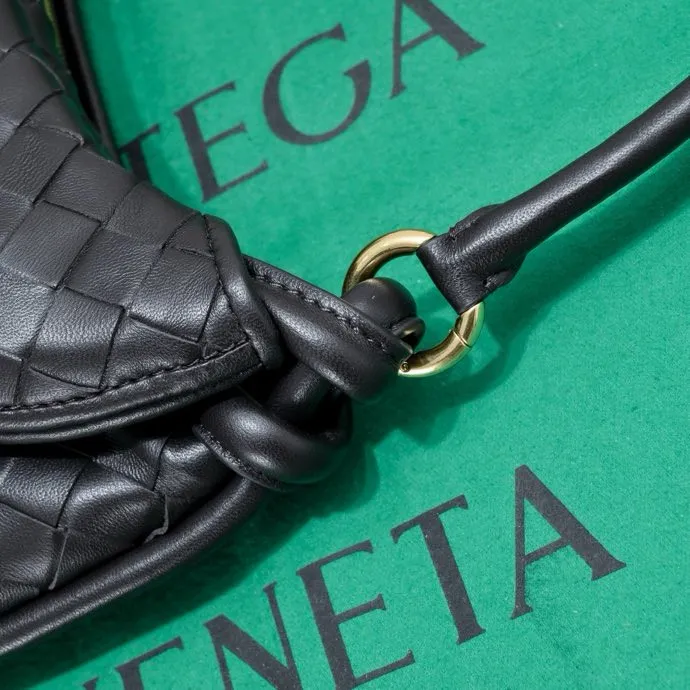 Batch 1860 Bv Shu Qi's same "Gemelli" twin bag 👇 Locked in advance 24 years of hot style 💕 Gemelli is paired with two half-moon shaped bags, matched with the brand's iconic intrecciato woven sheepskin, equipped with a detachable tubular handle, which can be used as a clutch, on the shoulder or by flipping the small crescent moon as a handle, or as a long shoulder strap 🉑️ crossbody The dual design has a personalized yet charming attitude, and the eye-catching visual impact brings an elegant and fashionable feeling. It is a bag worth buying💥 Size: 36x25x10, Model: 4281#